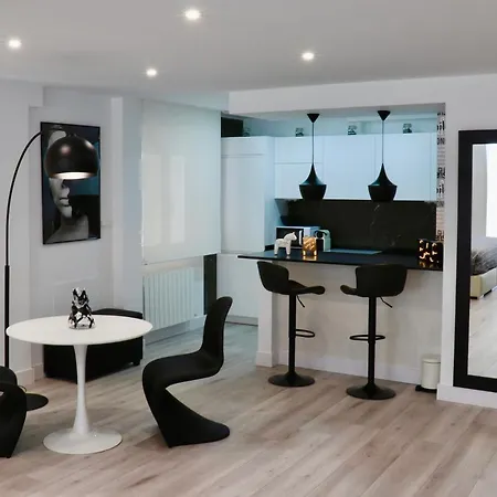 Apartment Black And White Suitte 
