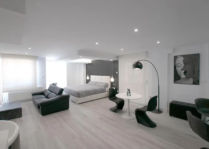 아파트 Black And White Suitte 