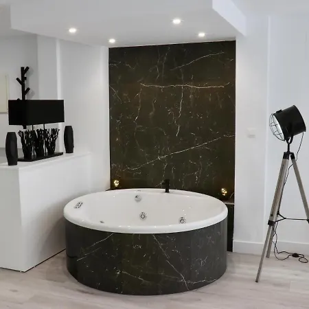 Black&white Suitte Plaza Noja