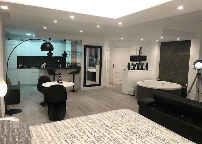 Black And White Suitte 